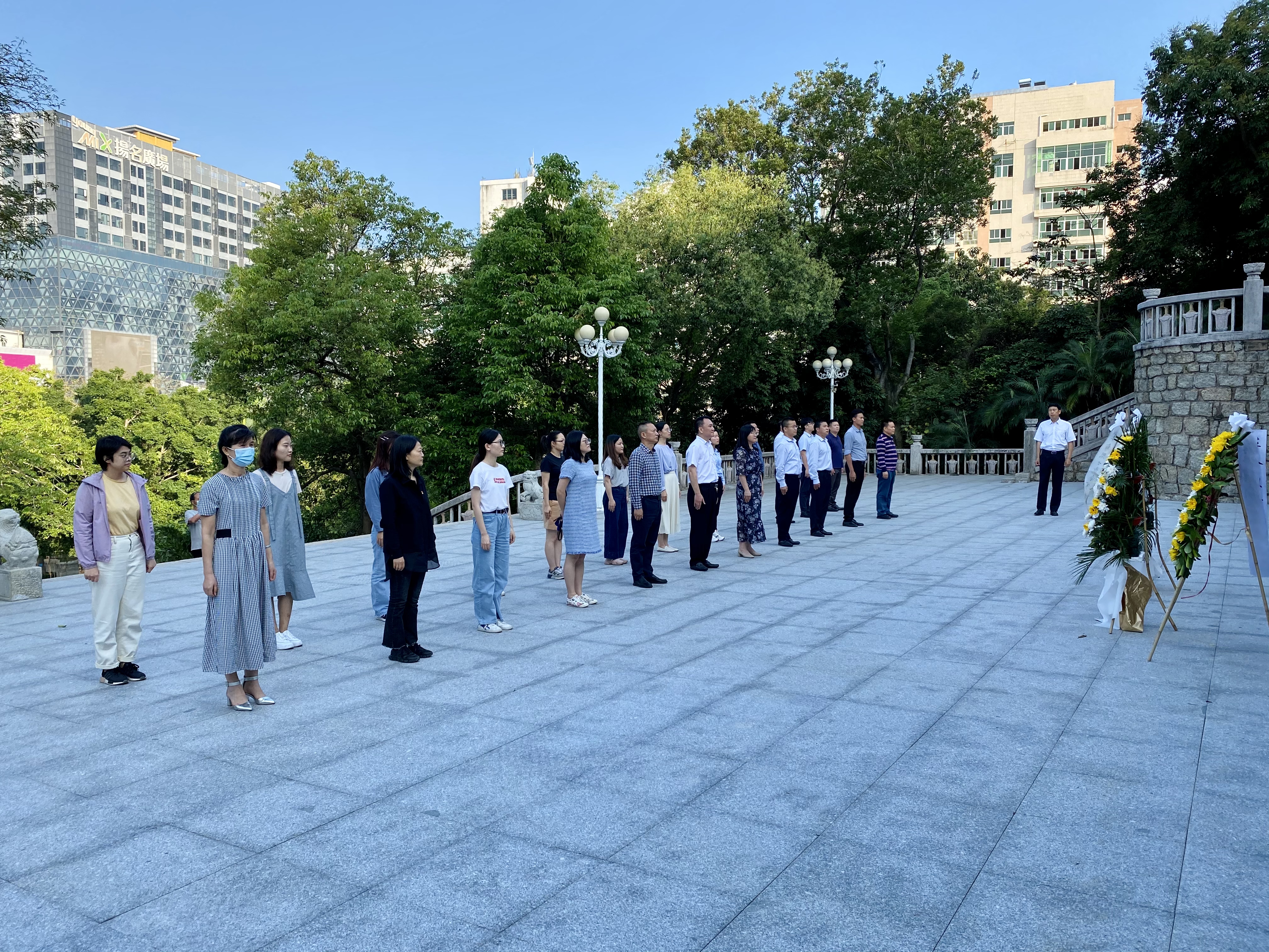 烈士陵園默哀.jpg