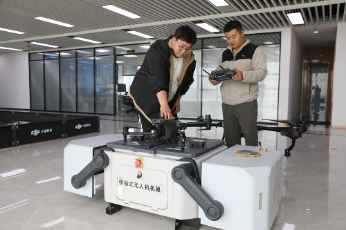 工作人員正在調(diào)試無人機設(shè)備。.jpg
